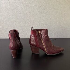 Bella Vita Women's Burgundy Croc-Embossed Ankle Boots 9